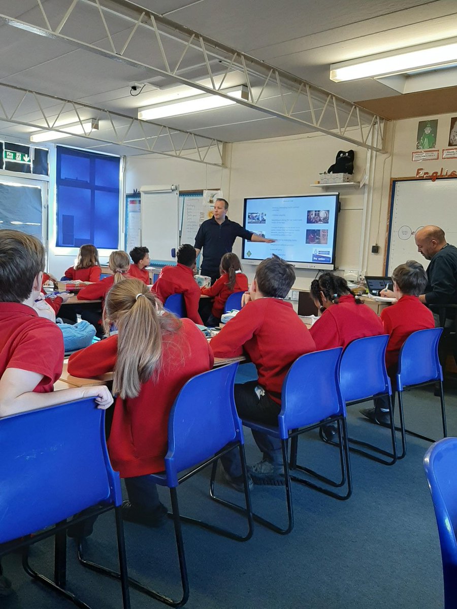 👮PCSO Chris Stokes has been educating pupils about road and online safety as well as teaching them how to avoid being drawn into anti-social behaviour as part of the #MiniPolice project during #NeighbourhoodPolicing Week.
