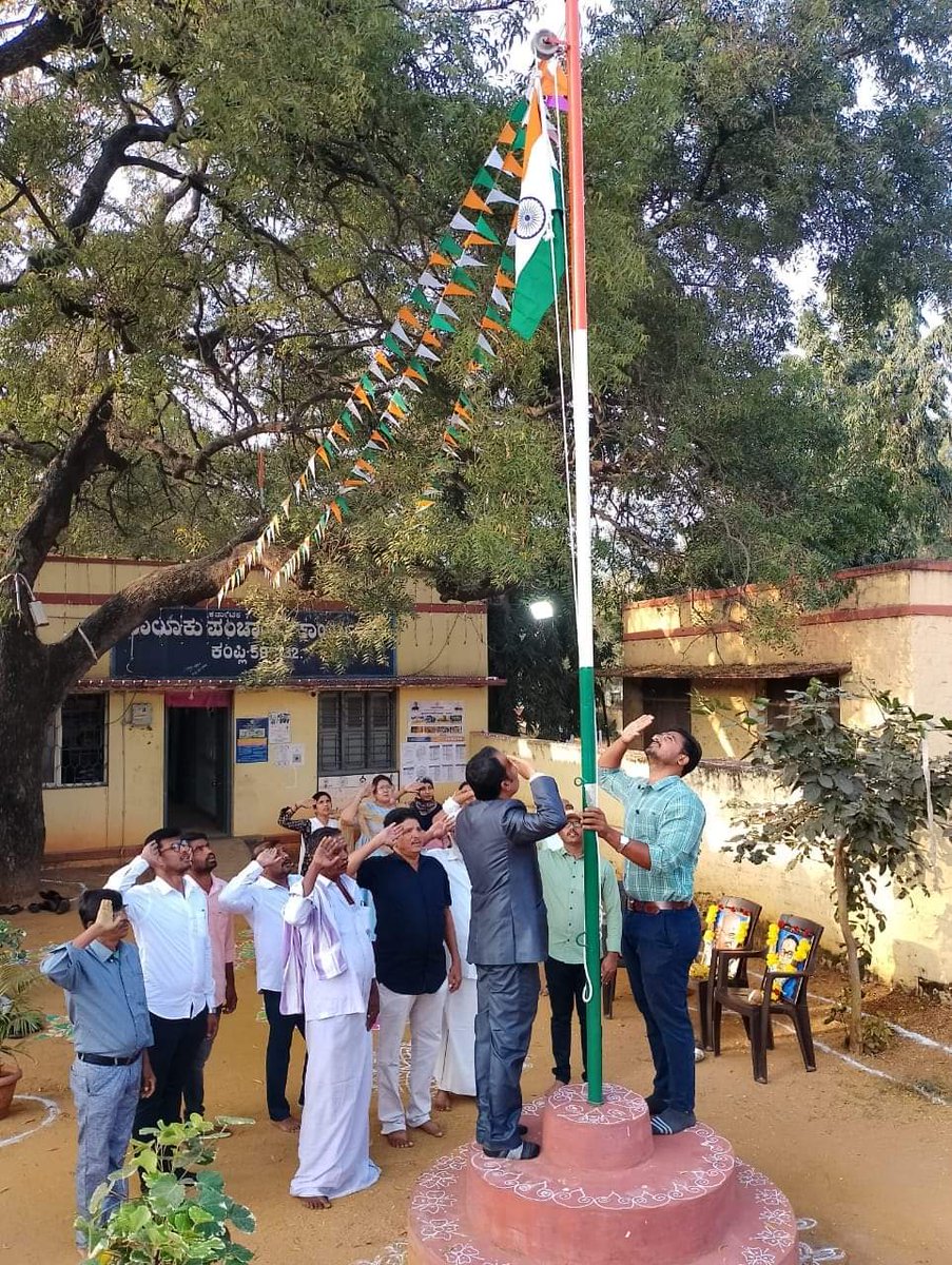 eokampli's tweet photo. ಬಳ್ಳಾರಿ ಜಿಲ್ಲೆಯ ಕಂಪ್ಲಿ ತಾಲ್ಲೂಕು ಪಂಚಾಯತ್ ಕಚೇರಿ ಆವರಣದಲ್ಲಿ ಮಾನ್ಯ ಕಾರ್ಯನಿರ್ವಾಹಕ ಅಧಿಕಾರಿಗಳು ಮಲ್ಲನಗೌಡ ಕೆ.ಎಸ್ ರವರು 74ನೇ ಗಣರಾಜ್ಯೋತ್ಸವದ ಧ್ವಜಾರೋಹಣವನ್ನು ನೆರವೇರಿಸಿದರು ಈ ಸಂದರ್ಭದಲ್ಲಿ  ತಾಲ್ಲೂಕು ಪಂಚಾಯತ್ ಸಿಬ್ಬಂದಿ ವರ್ಗದವರು ಹಾಜರಿದ್ದರು. https://t.co/KrkqtBynOs
