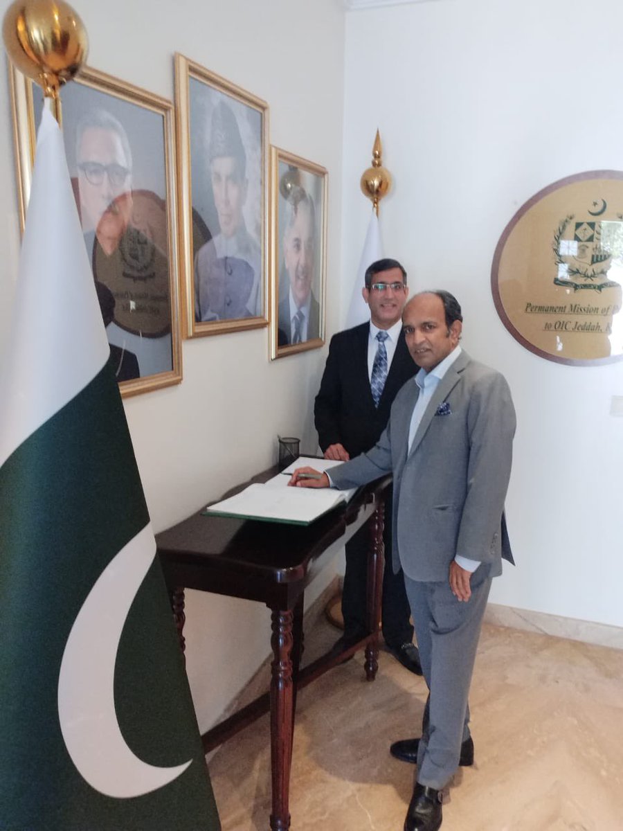fawadsher's tweet photo. Deeply Honoured to receive 🇵🇰 Consul General in Jeddah, H.E Khalid Majid and his team. Thanked him for his invaluable contribution for the establishment of 🇵🇰 OIC Mission in Jeddah. Look forward to his continued support &amp; guidance. Jeddah, KSA (26 Jan 2023). https://t.co/tsrZVkraFq