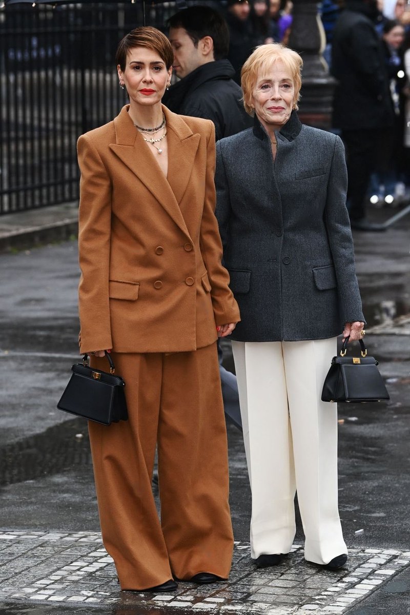 sarahpaulsbean's tweet photo. 🚨 SARAH PAULSON &amp; HOLLAND TAYLOR IN PARIS FOR THE FENDI SHOW https://t.co/z6TkqQOiVs