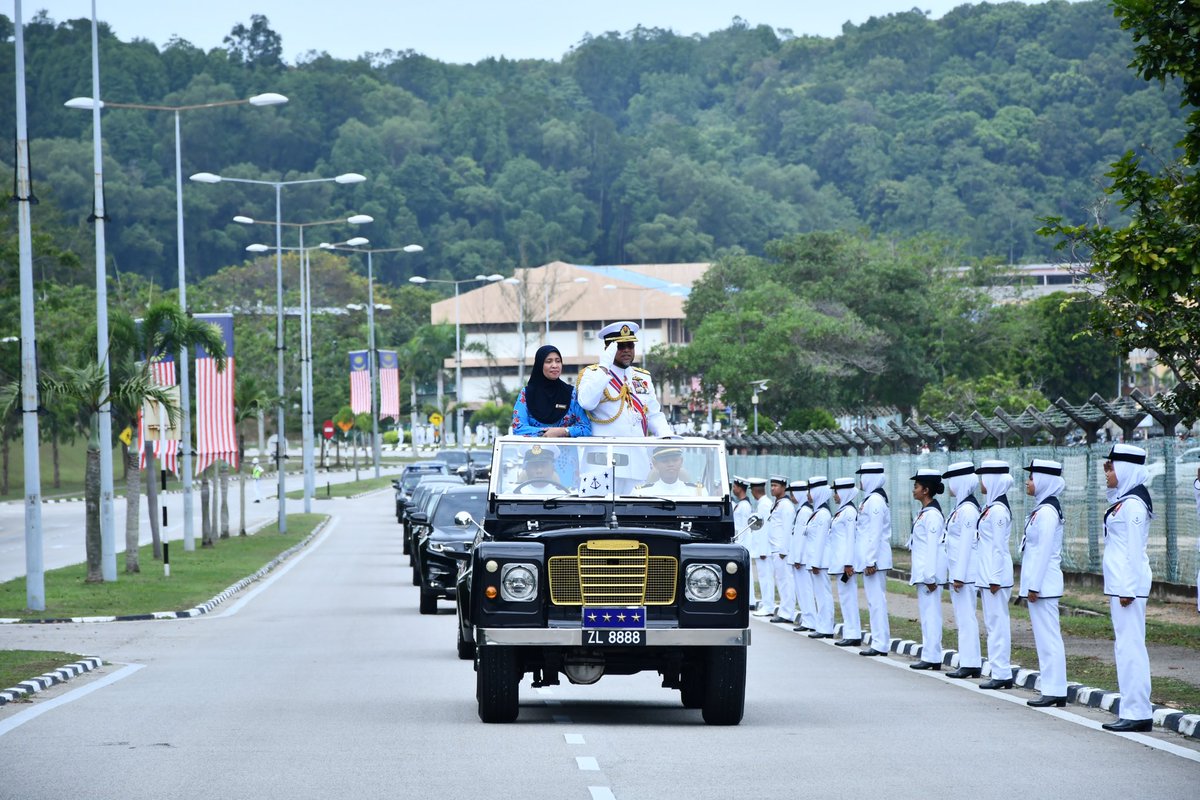 MPA_Barat's tweet photo. Selamat Bersara!

Laksamana Tan Sri @reza_azeranil63 &amp; Puan Sri Dato’ Indera Maslina binti Ismail diberi penghormatan Street Lining oleh #TheNavyPeople sebagai #PenghargaanPTL17 kepada beliau sebelum menamatkan perkhidmatan setelah 42 tahun berkhidmat.

#Kesetiaan
#FWFS https://t.co/Nky3FPMk7u