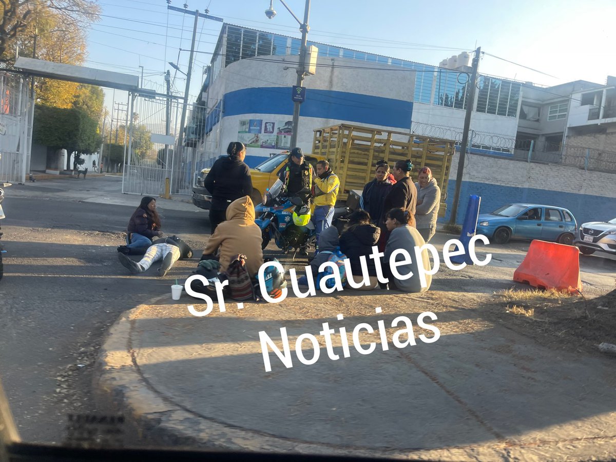 Accidente frente al cetis 7, un mujer en el pavimento, se solicita una unidad médica. Av solidaridad. <a href="/CruzRoja_CDMX/">Cruz Roja CDMX</a> <a href="/UCS_GCDMX/">Unidad de Contacto del Secretario SSC CDMX</a>