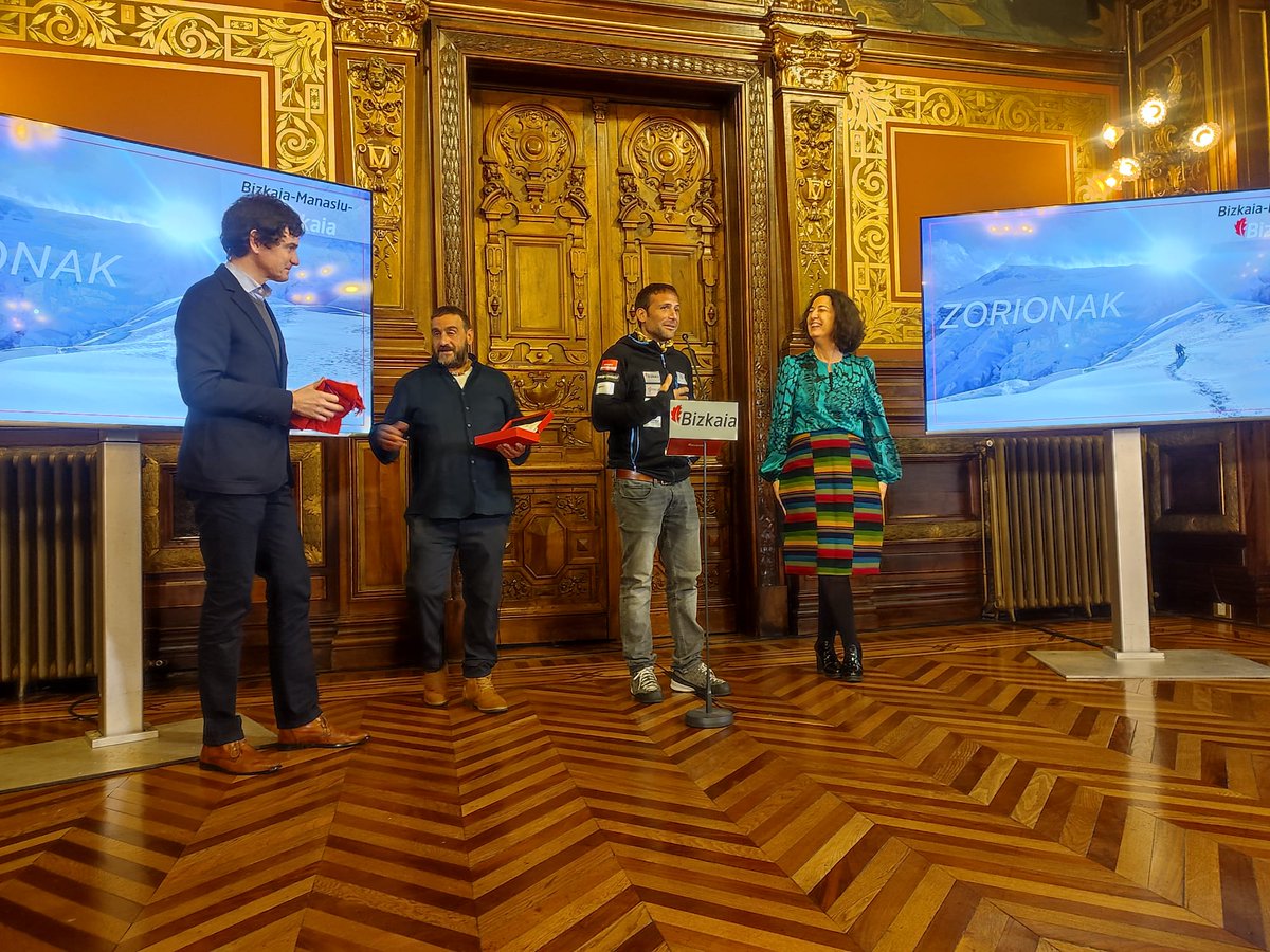 AlexTxikon's tweet photo. È un vero orgoglio portare il nome di Bizkaia ai massimi livelli. Grazie mille per l'accoglienza e per il video a sorpresa che mi avevate preparato.
#wintersummits
#alextxikon https://t.co/g5hhpANxeE