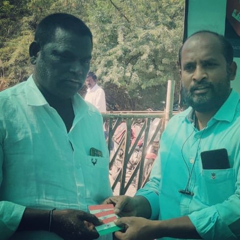 greencomrades's tweet photo. We @Greenwaveses in association with @OURVMC have distributed #seedflags to the students of Ravindra Education Institutions #Kurnool as a part of our #Sustainability initiative. They were flower seeds( from #flowerwaste) & #students can sow them back.#RepublicDay @PundkarSwapnil https://t.co/wlUmUfNh9R