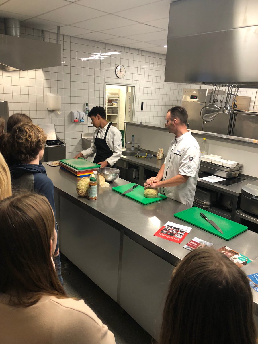 LiudgerSpl's tweet photo. Leerlingen van het praktijkgerichte programma Groen in de Nieuwe Leerweg mavo hebben tijdens de module ‘voeding’ workshops over circulair en biologisch koken gevolgd op de Friese Poort. Komende week presenteren de leerlingen. @rocfriesepoort @lc_nl @rocfriesepoort @dvhn_nl https://t.co/6fOLh8nFhe