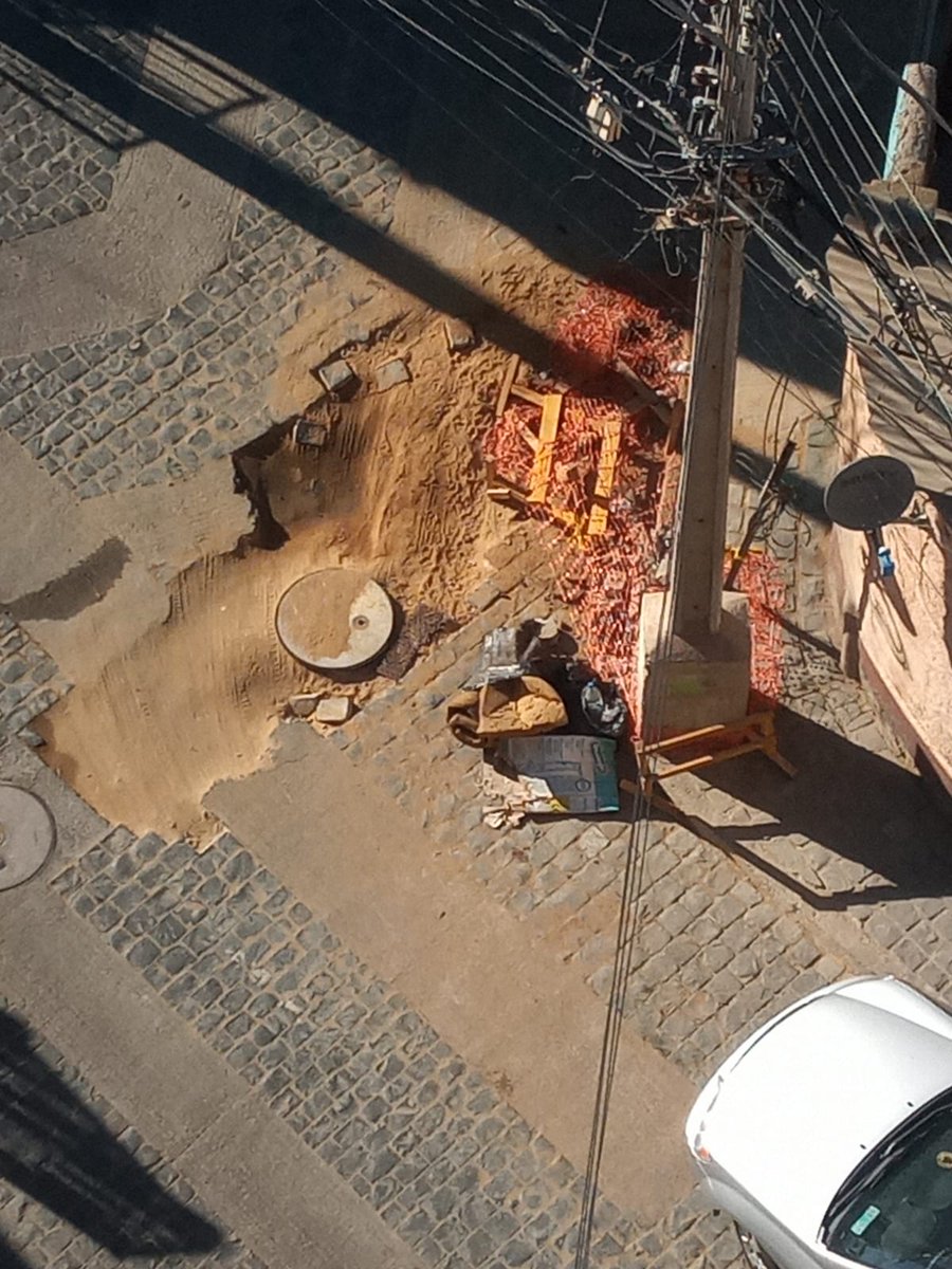 CerroPolanco's tweet photo. Una vergüenza el servicio de @esval_chile, esperamos solución desde el 23 de diciembre en Calle Valderrama con Arlegui y aún no vienen a reparar!! Ya son años de fallas en el mismo lugar!! https://t.co/OKOhnT4Aeo