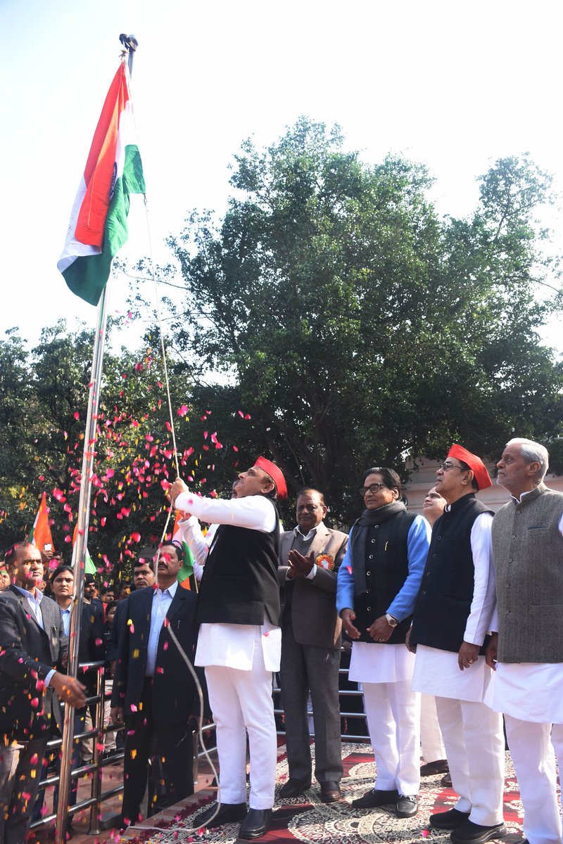 samajwadiparty's tweet photo. समाजवादी पार्टी के प्रदेश मुख्यालय, लखनऊ में आज गणतंत्र दिवस पर समाजवादी पार्टी के राष्ट्रीय अध्यक्ष एवं पूर्व मुख्यमंत्री श्री अखिलेश यादव ने राष्ट्रीय ध्वज फहराकर सभी को गणतंत्र दिवस की बधाई एवं शुभकामनाएं दी।
https://t.co/cLEKv73GFw https://t.co/3zHqvlFrlF