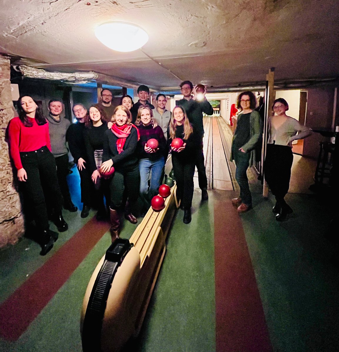 What better way to kick off the new year than with a few rounds of old-school bowling and this beautiful crew?! 🎳 @DYNAMICS_PhD @thehertieschool @HumboldtUni