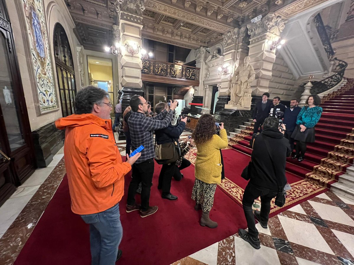 AlexTxikon's tweet photo. Todo un orgullo llevar el nombre de Bizkaia hasta lo más alto. Muchas gracias por la recepción y por el vídeo sorpresa que me teníais preparado.
#wintersummits
#alextxikon https://t.co/sqF7L7V1TE