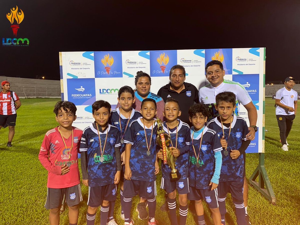 ligadcmilagro's tweet image. Felicitamos a todo el equipo de trabajo de cada escuela formativa, Cuerpo técnico y dirigentes, pero además de manera especial a todos los padres y familiares que han venido apoyando a los chicos hasta estas instancias.
¡Felicidades Campeones!

#SomosLDCM #LDCM #Milagro