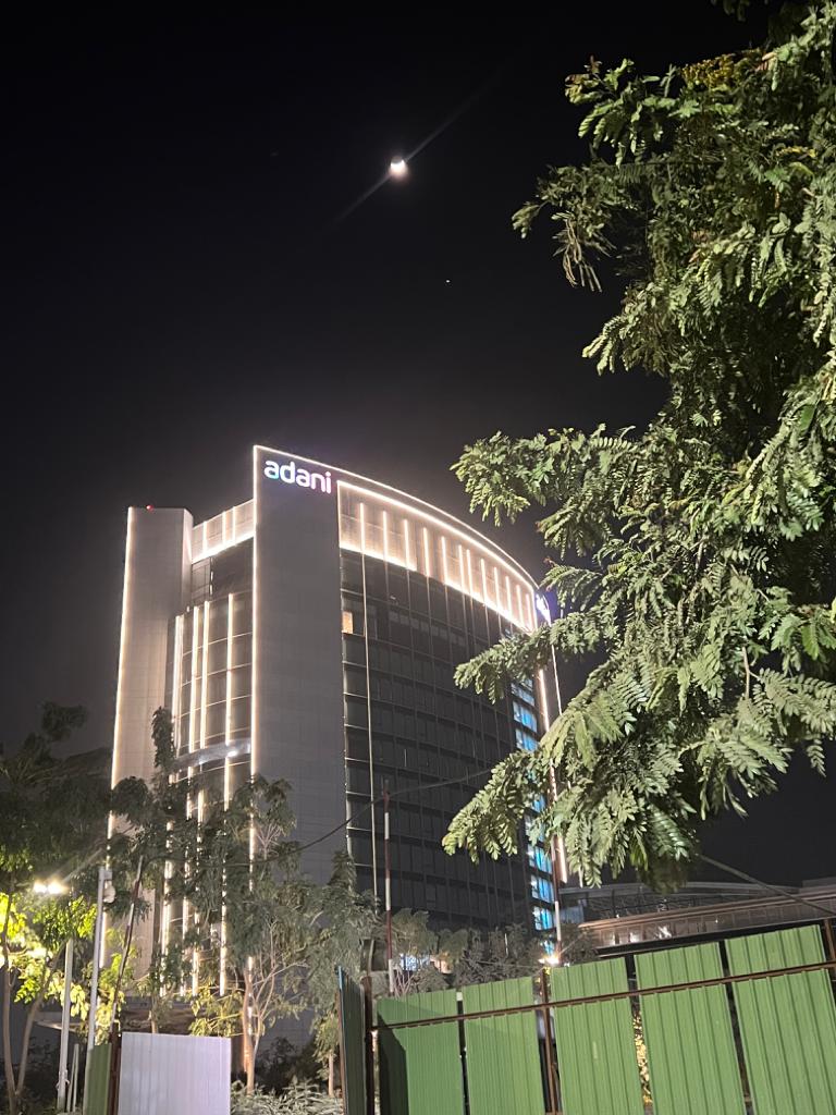 Yo <a href="/HindenburgRes/">Hindenburg Research</a> im outside Adani's HO. You want something? 🚀🫰🏻