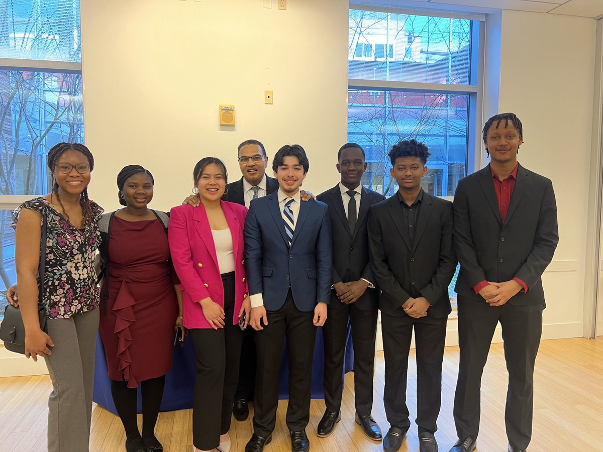 Montgomery College students impress the impressive legend Dr. Freeman Hrabowski at the Montgomery County leadership forum! @FreemanH1963 @montgomerycoll @montgomery @MontgomeryCo #MCProud #Leadership #FutureLeaders