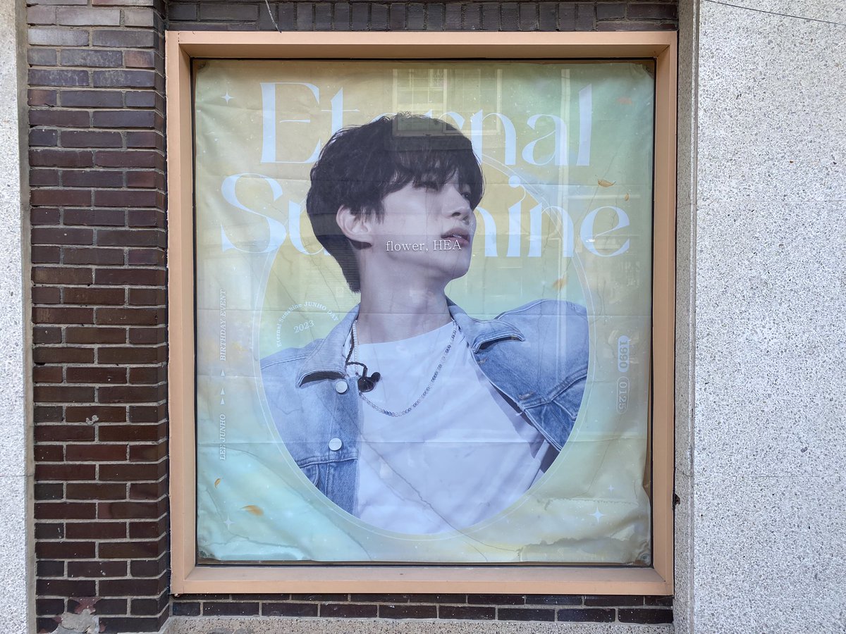 itlover0125's tweet photo. 📍플라워 헤아

예쁜 거베라 한송이와 준호를 같이 받다니 넘 좋았던곳🌸 특히 내부는 빈티지스러워서 더 예뻤어요! 거울엔 고디바 준호가 와구와구 붙어있고 뒤엔 준더모,비미나가 가득! 앞에 붙어있었던 노랑 현수막은 다시 봐도 탐나요🤣

#Eternal_sunshine_junho_day
#영원한_햇살_준호의_날이야 https://t.co/0BKVztJ9xA