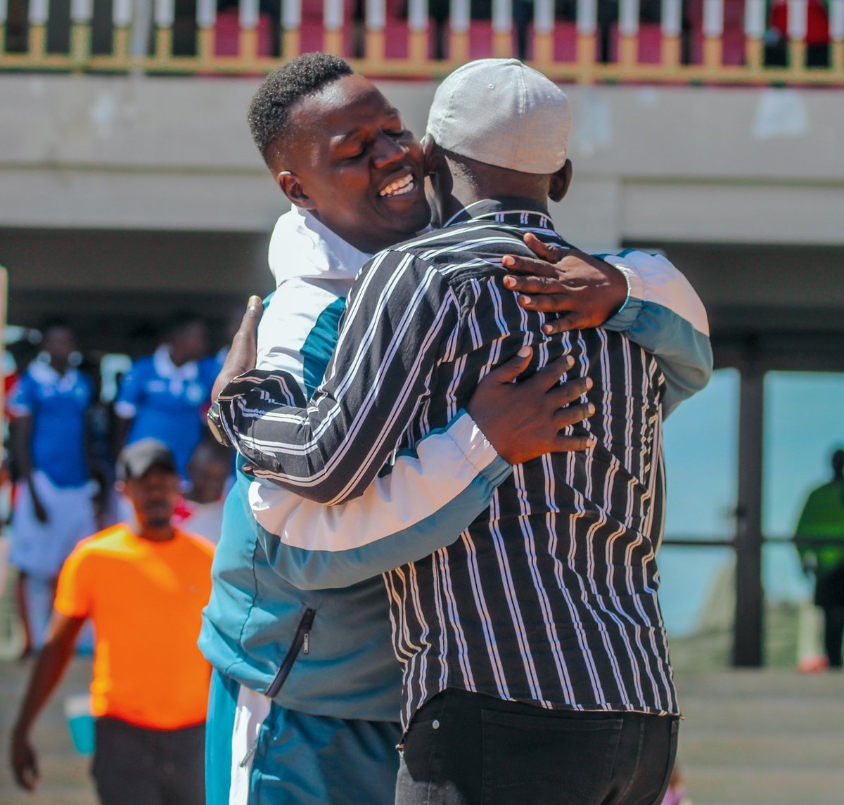 FC_Sofapaka's tweet photo. 🤗 Teacher-student bromance moment. After a tightly contested tie, it was time for some light catch-up moments from coach David Ouma and his counterpart, John Baraza.

@OyandoRonny

#BatotoBaMungu https://t.co/e5QWfOZ6we