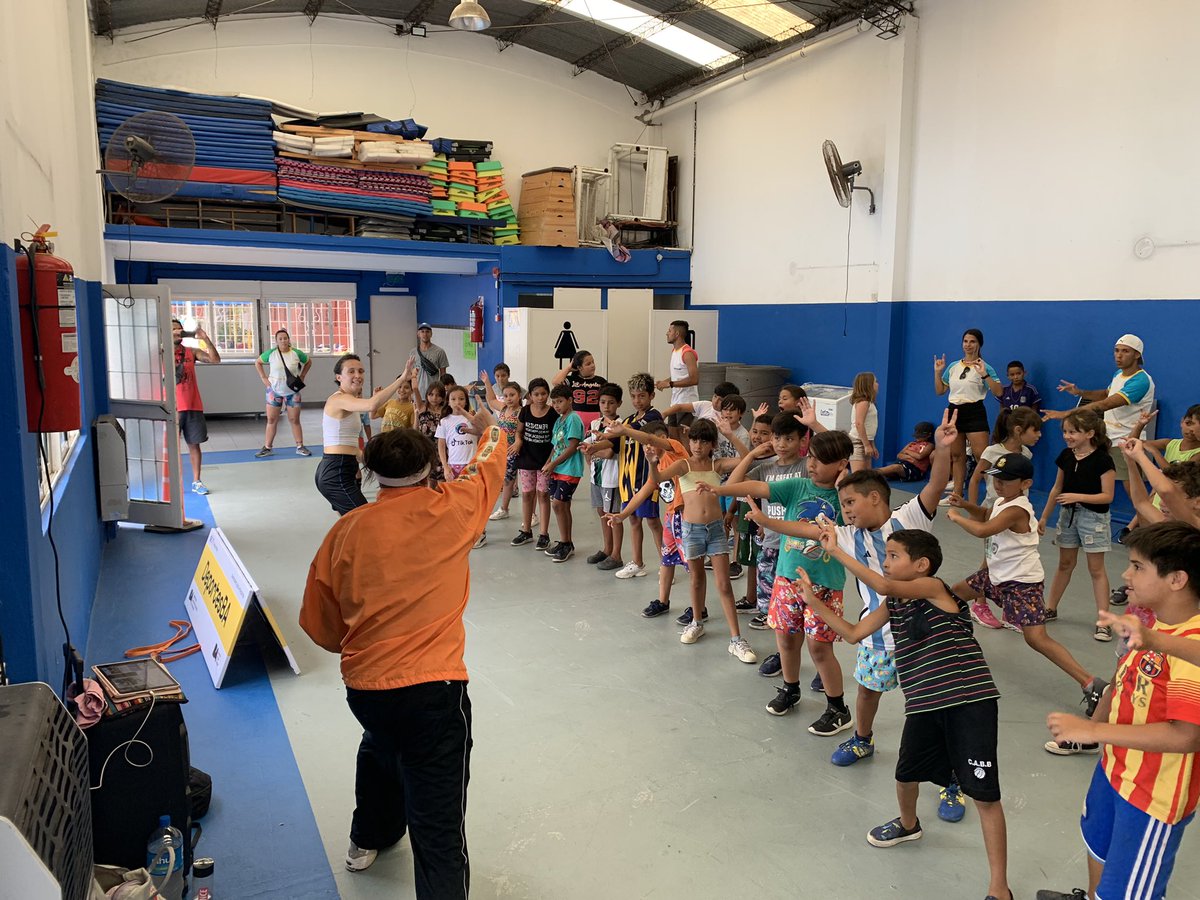 DeportesBA's tweet image. Taller de #Breaking en las #ColoniasBA del poli #Dorrego