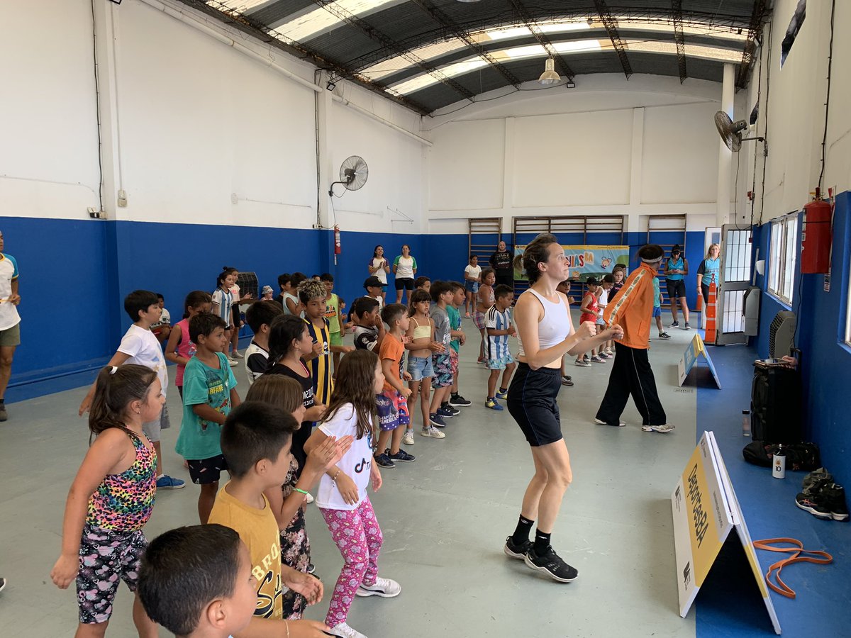 DeportesBA's tweet image. Taller de #Breaking en las #ColoniasBA del poli #Dorrego