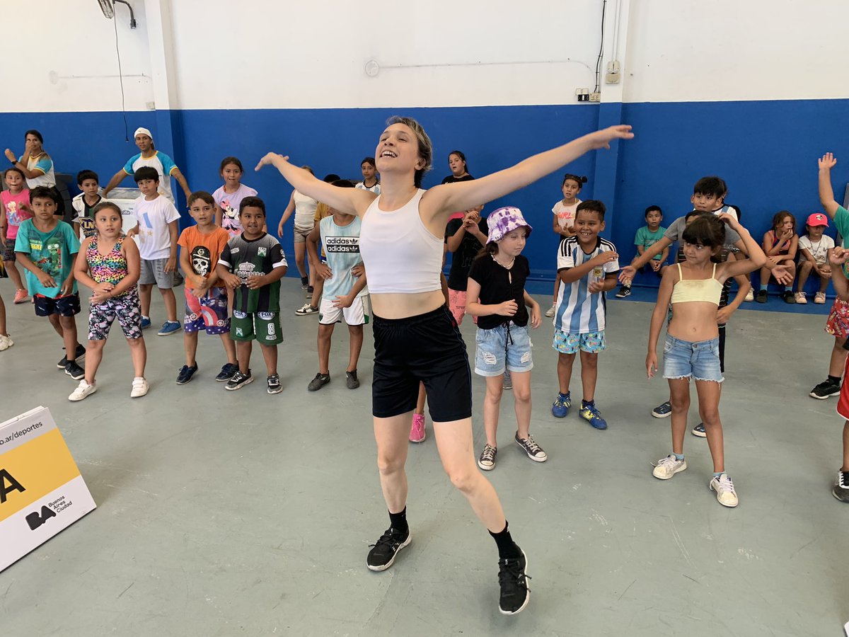 DeportesBA's tweet image. Taller de #Breaking en las #ColoniasBA del poli #Dorrego