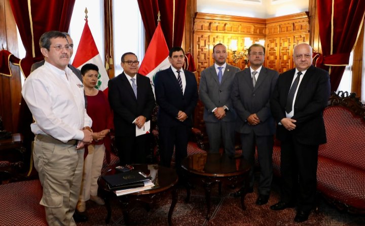 josephtiradoc's tweet photo. Cuando escuches que el enemigo de un peruano es otro peruano, muestrales esta foto. Fujimoristas, para variar.
Estos son los que provocan los ASESINATOS y ABUSOS en #Peru.
#PeruEnDictadura #TerrorismoDeEstadoenPeru #SOSPeru #SOSIca #PeruResiste https://t.co/C3okONQArF