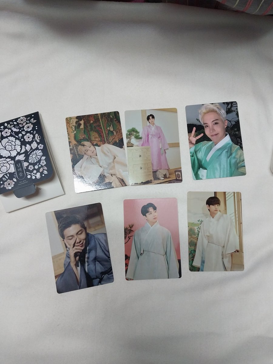 __luuunaa_'s tweet photo. Selling some of my official photocards. Let me know if you wanna buy them. https://t.co/c48cTZp9bR