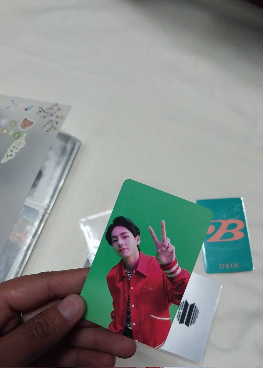 __luuunaa_'s tweet photo. Selling some of my official photocards. Let me know if you wanna buy them. https://t.co/c48cTZp9bR
