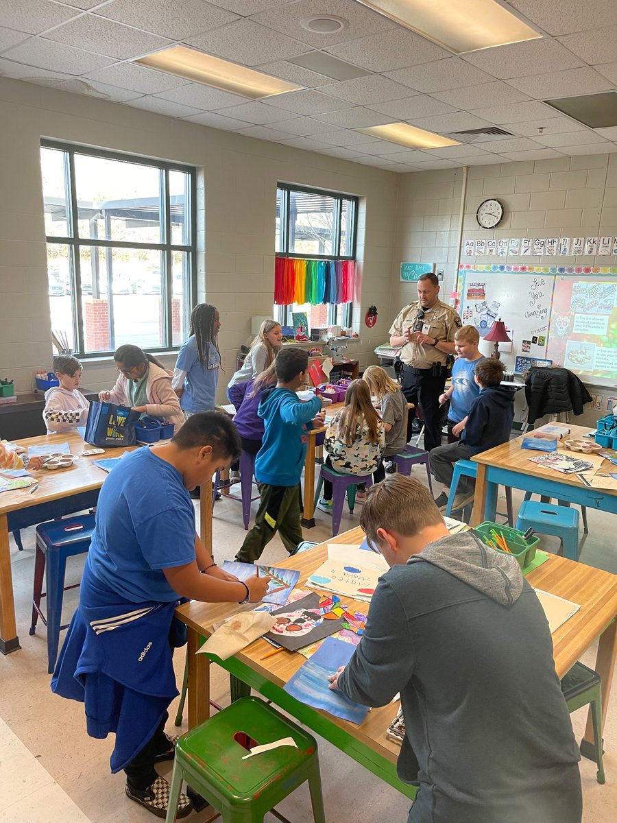 MrsEstrada031's tweet photo. During 5th art class today our SRO,  Officer Jackson, stopped by to see what we were up to. They were excited to show him their portfolios they’ve been working on. @CMCSIWarriors @Hall_Schools @HallCountySO https://t.co/aqwjBOlHAL