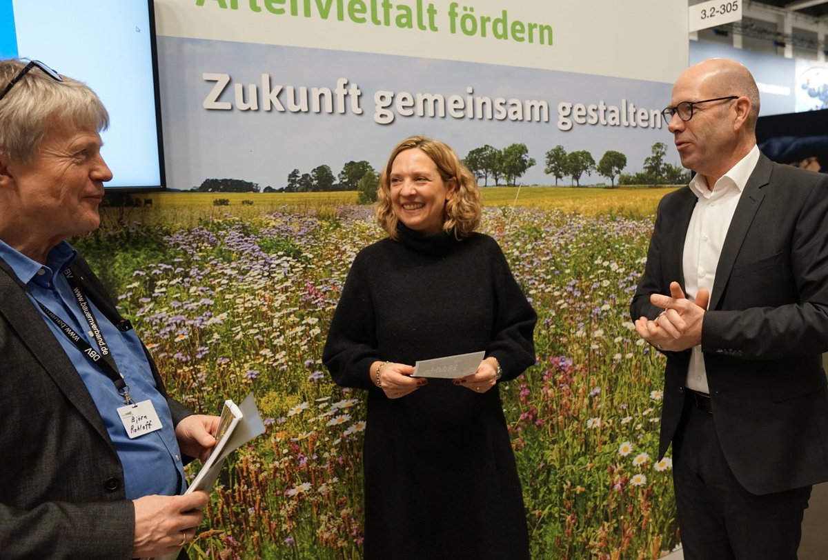 sonnenhofelias's tweet image. Erneuerbare Energien, Moore sowie das #FRANZprojekt und das #HumusKlimaNetz waren Themen, die heute im Rahmen eines Austausches mit Jutta Bieringer, Staatssekretärin für Bundesangelegenheiten MV, am Stand des DBV auf der #IGW2023 besprochen wurden.