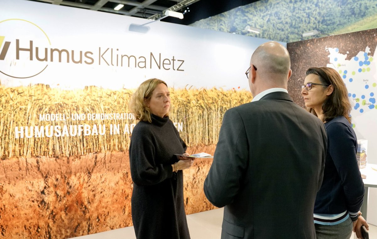 sonnenhofelias's tweet image. Erneuerbare Energien, Moore sowie das #FRANZprojekt und das #HumusKlimaNetz waren Themen, die heute im Rahmen eines Austausches mit Jutta Bieringer, Staatssekretärin für Bundesangelegenheiten MV, am Stand des DBV auf der #IGW2023 besprochen wurden.