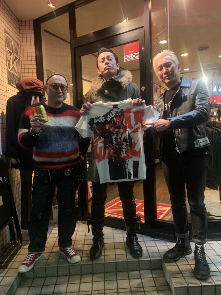 nevertrust_usc's tweet photo. ギターウルフのベースウルフゴッツが手に持つのは、ゲンちゃんが所有していたレアなギターウルフTシャツ。
デカい版のはみ出しプリントやステンシルで吹きかけたデザインがめちゃくちゃパンクだ。
無事にゴッツの手に渡ったので、できればライヴで着てもらいたいなぁ
#ギターウルフ
#guiterwolf https://t.co/9YZbG7X1b6
