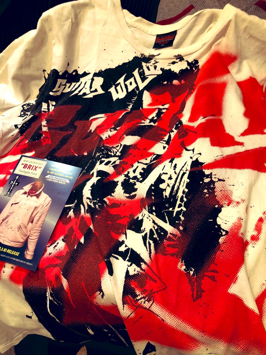 nevertrust_usc's tweet photo. ギターウルフのベースウルフゴッツが手に持つのは、ゲンちゃんが所有していたレアなギターウルフTシャツ。
デカい版のはみ出しプリントやステンシルで吹きかけたデザインがめちゃくちゃパンクだ。
無事にゴッツの手に渡ったので、できればライヴで着てもらいたいなぁ
#ギターウルフ
#guiterwolf https://t.co/9YZbG7X1b6