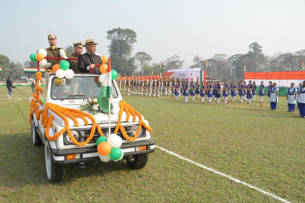OilIndiaLimited's tweet image. The President&apos;s Fire Service Medal for #MeritoriousService was awarded to Shri Deba Kanta Baruah, Supervisor, Fire Service by Shri Prasanta Borkakoty. Shri Borkakoty reiterated OIL’s commitment towards India’s #energy basket, while also taking care of the community through #CSR.