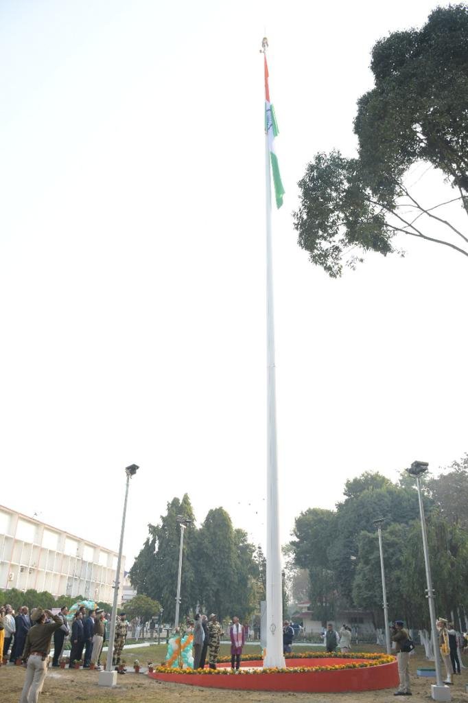 OilIndiaLimited's tweet image. The President&apos;s Fire Service Medal for #MeritoriousService was awarded to Shri Deba Kanta Baruah, Supervisor, Fire Service by Shri Prasanta Borkakoty. Shri Borkakoty reiterated OIL’s commitment towards India’s #energy basket, while also taking care of the community through #CSR.