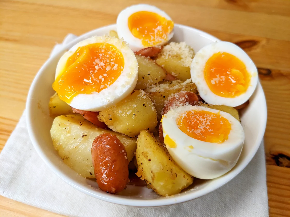 食べ応えは抜群！ゴロンと具材たっぷりな「ポテサラジャーマンポテト」。