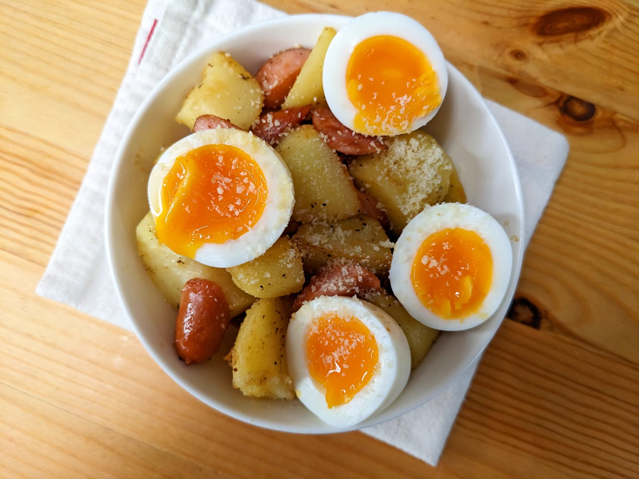 食べ応えは抜群！ゴロンと具材たっぷりな「ポテサラジャーマンポテト」。