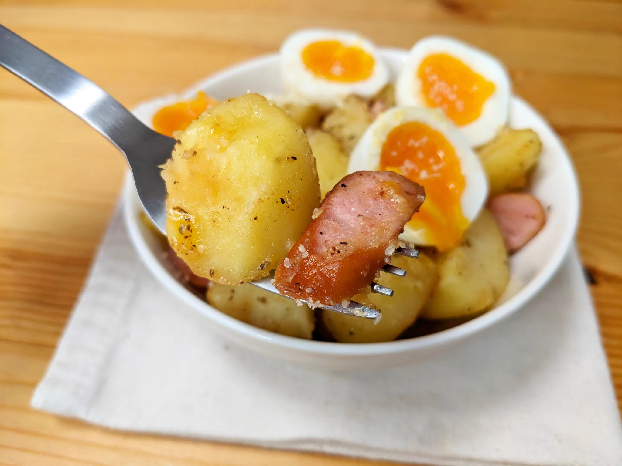 食べ応えは抜群！ゴロンと具材たっぷりな「ポテサラジャーマンポテト」。