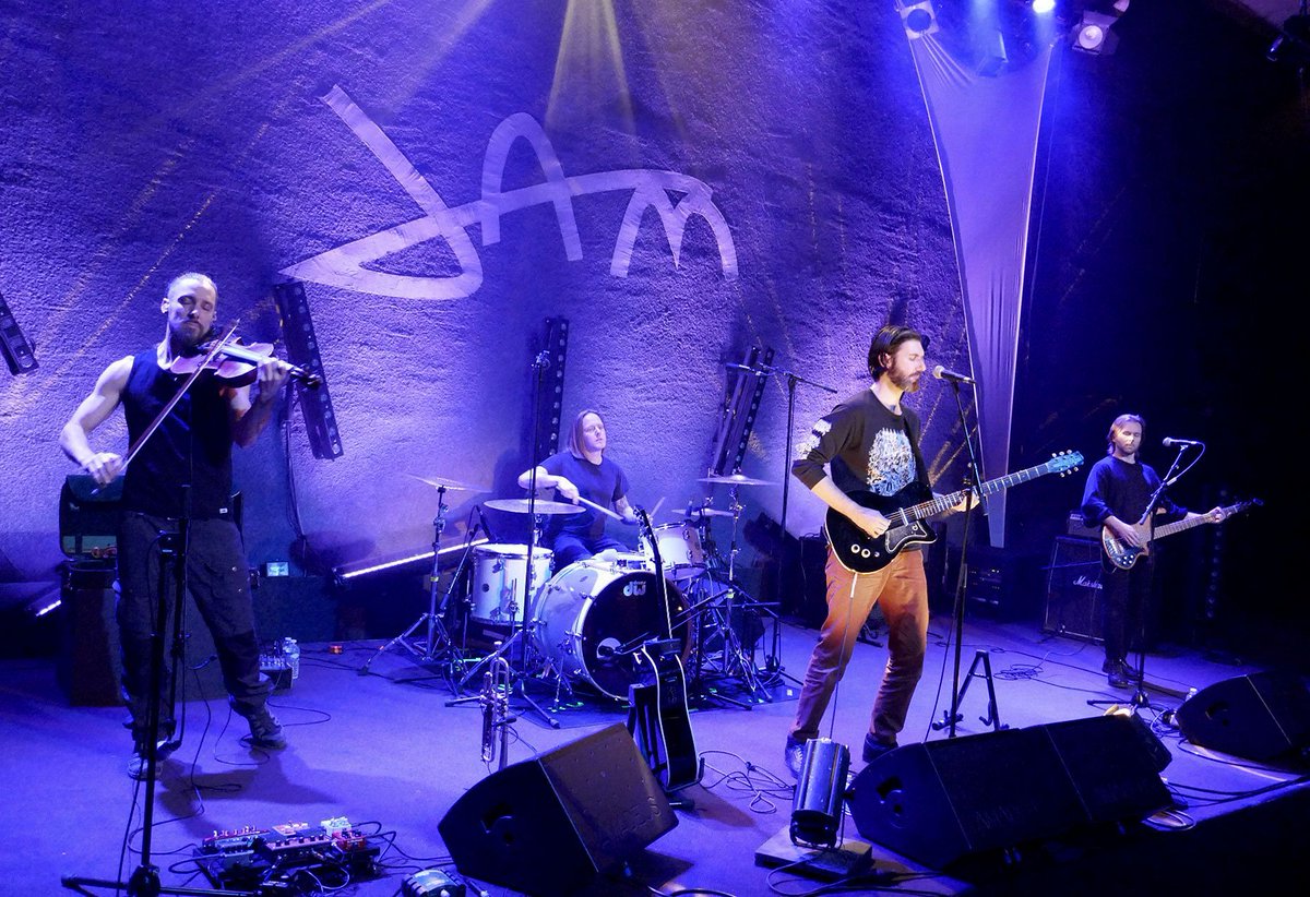 L’ambiance club du <a href="/Jam/">JAM</a> à Montpellier. Sur scène, les New-Yorkais d’Extra Life expérimentent une forme d’art rock sensible et percutant, hardcore-matheux-prog mélodique qui doit beaucoup au chant captivant de Charlie Looker. 
📷📹: facebook.com/MoncPlayTime
#ArtRock #liveindierock