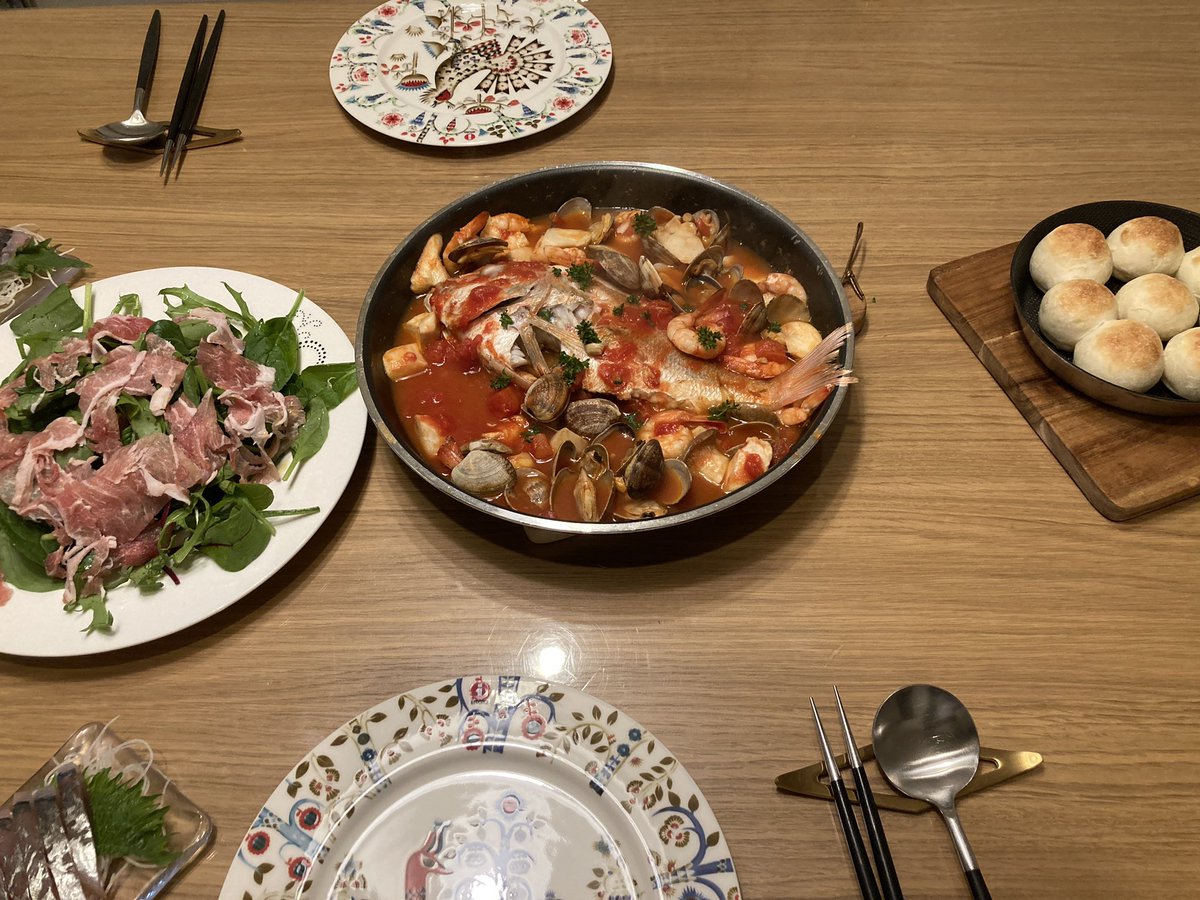 妻が作ってくれました。

#鯛のアクアパッツァ
#生ハムサラダ
#手作りパン
#鯵の刺身