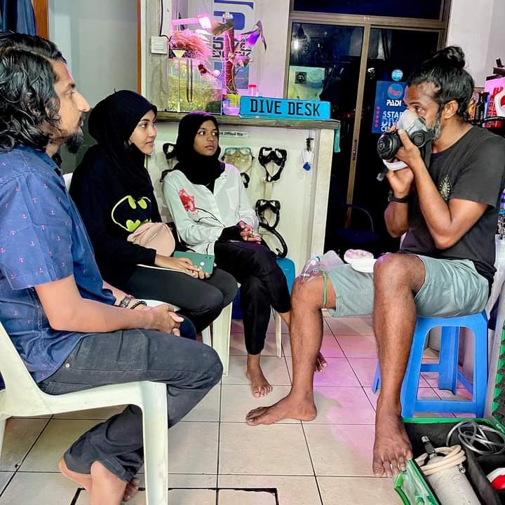 DiveDesk's tweet photo. Learning how to assemble an oxygen unit and administer emergency oxygen using a non resuscitator demand valve.
#learnfromthebest 

@mitmaldives
@PADI
https://t.co/FXHal4tbU5 

#oxygen #o2provider #savelives #emergency #joinus https://t.co/xNAzZmPpXL