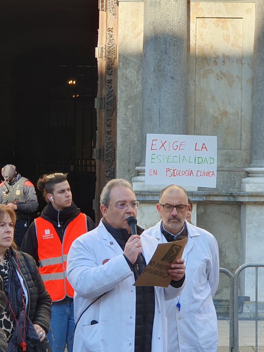 Tornem als carrers. Seguim defensant una salut mental per a tothom, sense llistes d'espera quilomètriques, visites de 30 minuts ni sobrecàrrega laboral que mina la pròpia #salutmental de les psicòlogues clíniques 
#VagaMC2023 
#MésPlacesPIR