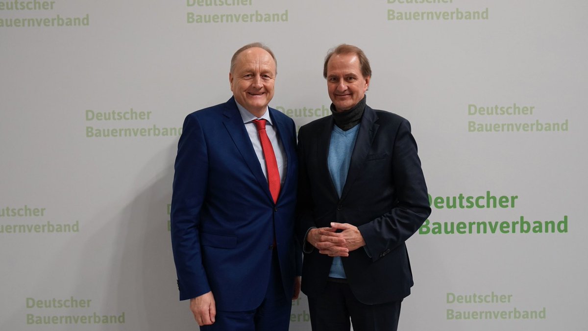 sonnenhofelias's tweet image. Der Präsident des @Umweltbundesamt @DirkMessner mit DBV-Präsident @JRukwied am Stand des DBV auf dem #Erlebnisbauernhof der @gruenewoche und im Austausch über das gemeinsame Projekt von DBV und @bioverband_de #HumusKlimaNetz #IGW2023