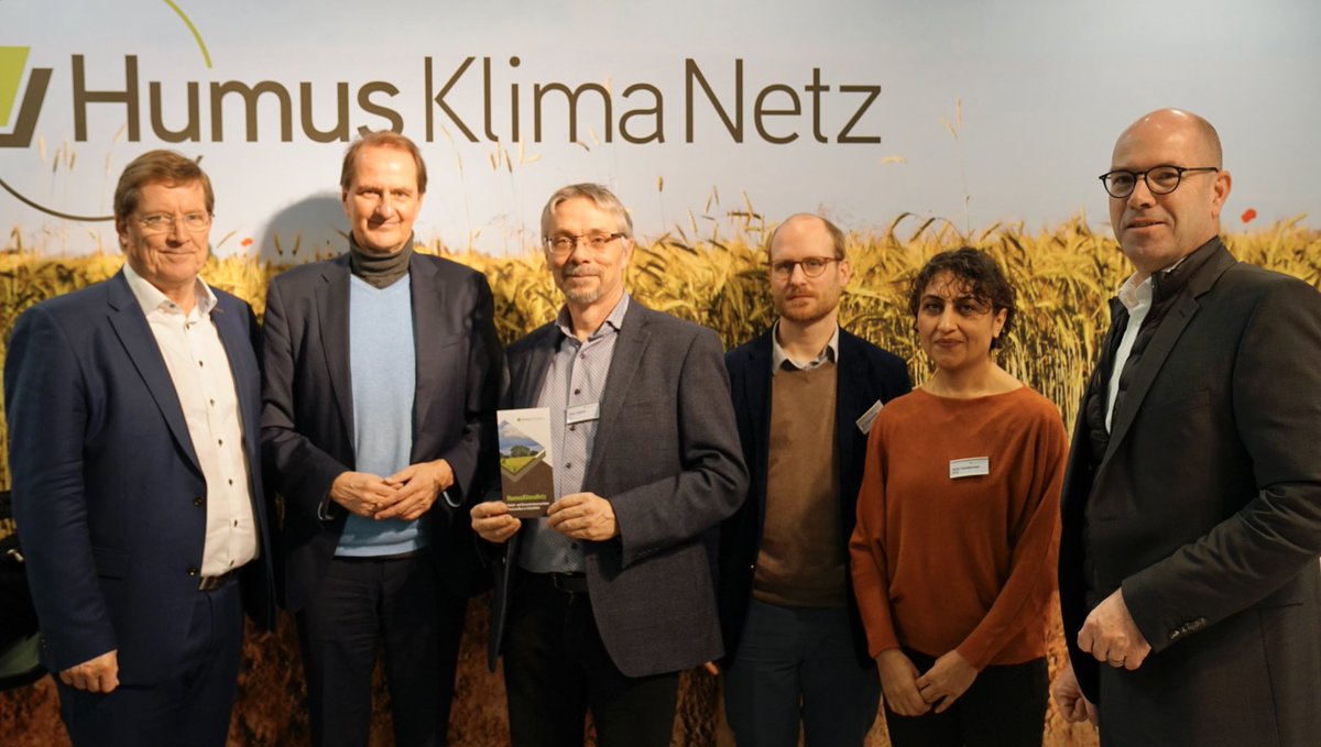 sonnenhofelias's tweet image. Der Präsident des @Umweltbundesamt @DirkMessner mit DBV-Präsident @JRukwied am Stand des DBV auf dem #Erlebnisbauernhof der @gruenewoche und im Austausch über das gemeinsame Projekt von DBV und @bioverband_de #HumusKlimaNetz #IGW2023