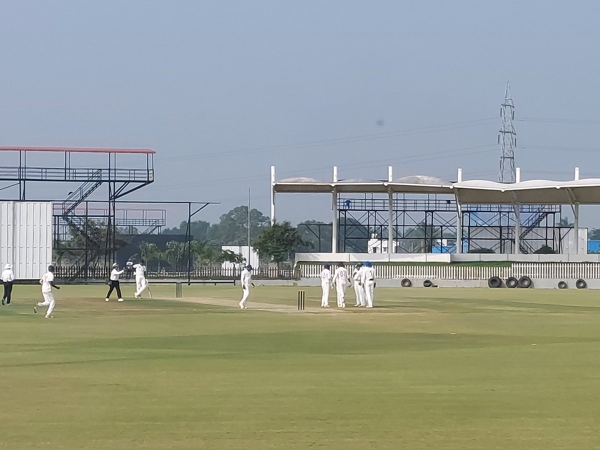 DhruvaPrasad9's tweet photo. Wicket! Another fifer for Sagar Udeshi as he draws Jalaj Saxena's outside edge to the keeper. Kerala 272/9, trails by 99 runs. 

#RanjiTrophy #CricketTwitter #CAPvKER https://t.co/4zSTA9jelL