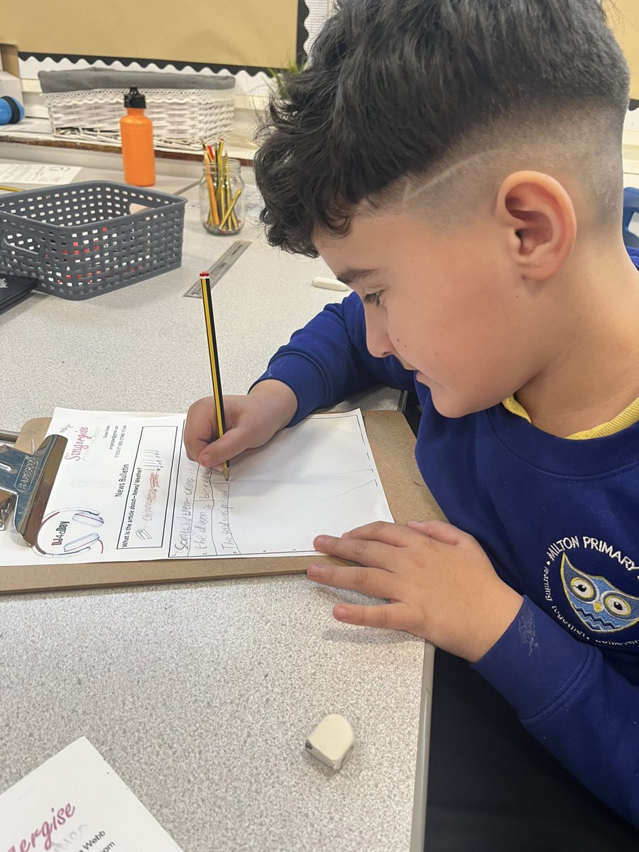 SW20Chat's tweet photo. @MiltonPrimary17 @MrsRoche1 class hard at work preparing their scripts to go live on @SW20Radio at 11am for @singergise1βs #DJ4aDay project in association with @gwentmusic & @SW20Radio #futurepresenters #digitalleaders #communityneedscimmunication @WG_Education @EAS_ExpressArts https://t.co/GgknpEq3M1