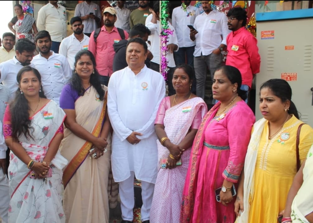 Keerthana_JSP's tweet photo. 74 వ గణతంత్ర దినోత్సవం సందర్భంగా జన సేన PACఆఫీసు నందు జనసేన పార్టీ PAC సభ్యులు, ఉమ్మడి చిత్తూరు జిల్లా అధ్యక్షులు డా.పసుపులేటి హరి ప్రసాద్ గారు జెండ వందనం చేశారు

ఈ కార్యక్రమంలో తిరుపతి అధ్యక్షులు రాజ రెడ్డి గౌరవరాష్ట్ర కార్యదర్శిఆకేపాటి సుభాషిణి,రాష్ట్ర అధికార ప్రతినిధి కీర్తన, https://t.co/1AWUBxTMvI