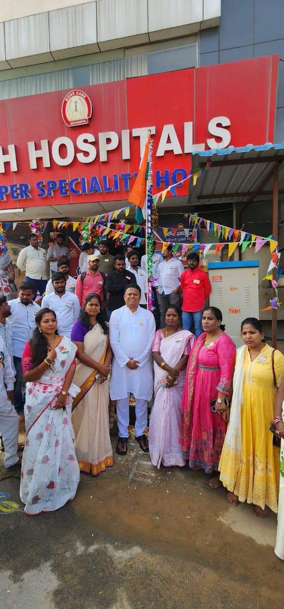 Keerthana_JSP's tweet photo. 74 వ గణతంత్ర దినోత్సవం సందర్భంగా జన సేన PACఆఫీసు నందు జనసేన పార్టీ PAC సభ్యులు, ఉమ్మడి చిత్తూరు జిల్లా అధ్యక్షులు డా.పసుపులేటి హరి ప్రసాద్ గారు జెండ వందనం చేశారు

ఈ కార్యక్రమంలో తిరుపతి అధ్యక్షులు రాజ రెడ్డి గౌరవరాష్ట్ర కార్యదర్శిఆకేపాటి సుభాషిణి,రాష్ట్ర అధికార ప్రతినిధి కీర్తన, https://t.co/1AWUBxTMvI