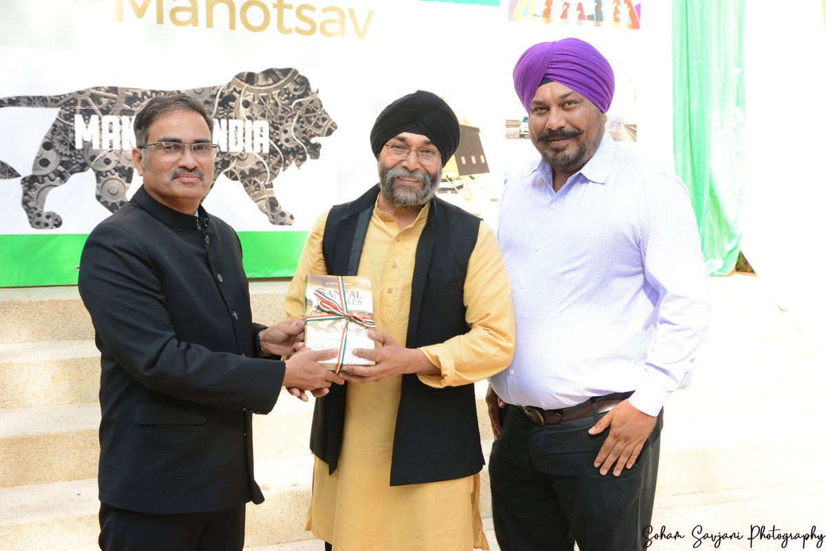 IndiainUganda's tweet photo. Furthering the connect with Indian community, HC @ajay1801 gifted the books on this occasion to Sikh Association of Uganda, Bengali Association of Uganda and ISBAT University
#74thRepublicDay #AmritMahotsav #गणतंत्रदिवस
@IndianDiplomacy @AmritMahotsav @MEAIndia https://t.co/yrhxtowxBW