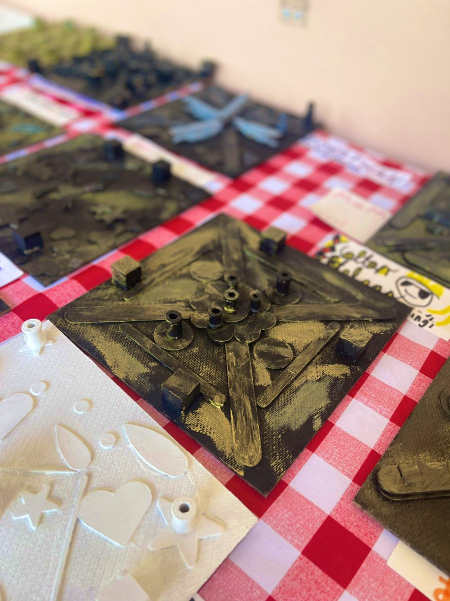 PineCrestArts's tweet image. #PCLowerSchool #PCVisualArts students’ artwork was displayed throughout the library’s Annual Outdoor Book Tasting route. Book tasting visitors were able to admire the students’ works as well as read the inspiration and influence behind each type of project. #PCEducation