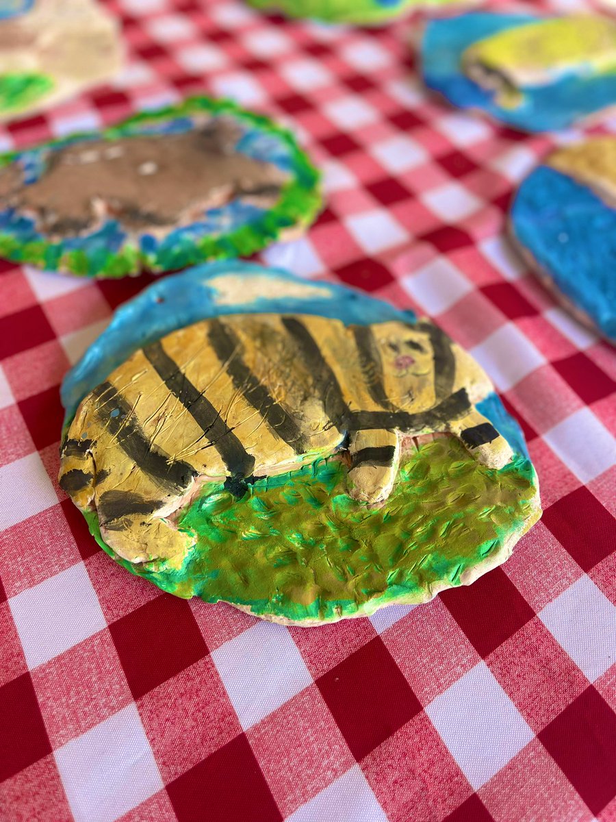 PineCrestArts's tweet image. #PCLowerSchool #PCVisualArts students’ artwork was displayed throughout the library’s Annual Outdoor Book Tasting route. Book tasting visitors were able to admire the students’ works as well as read the inspiration and influence behind each type of project. #PCEducation