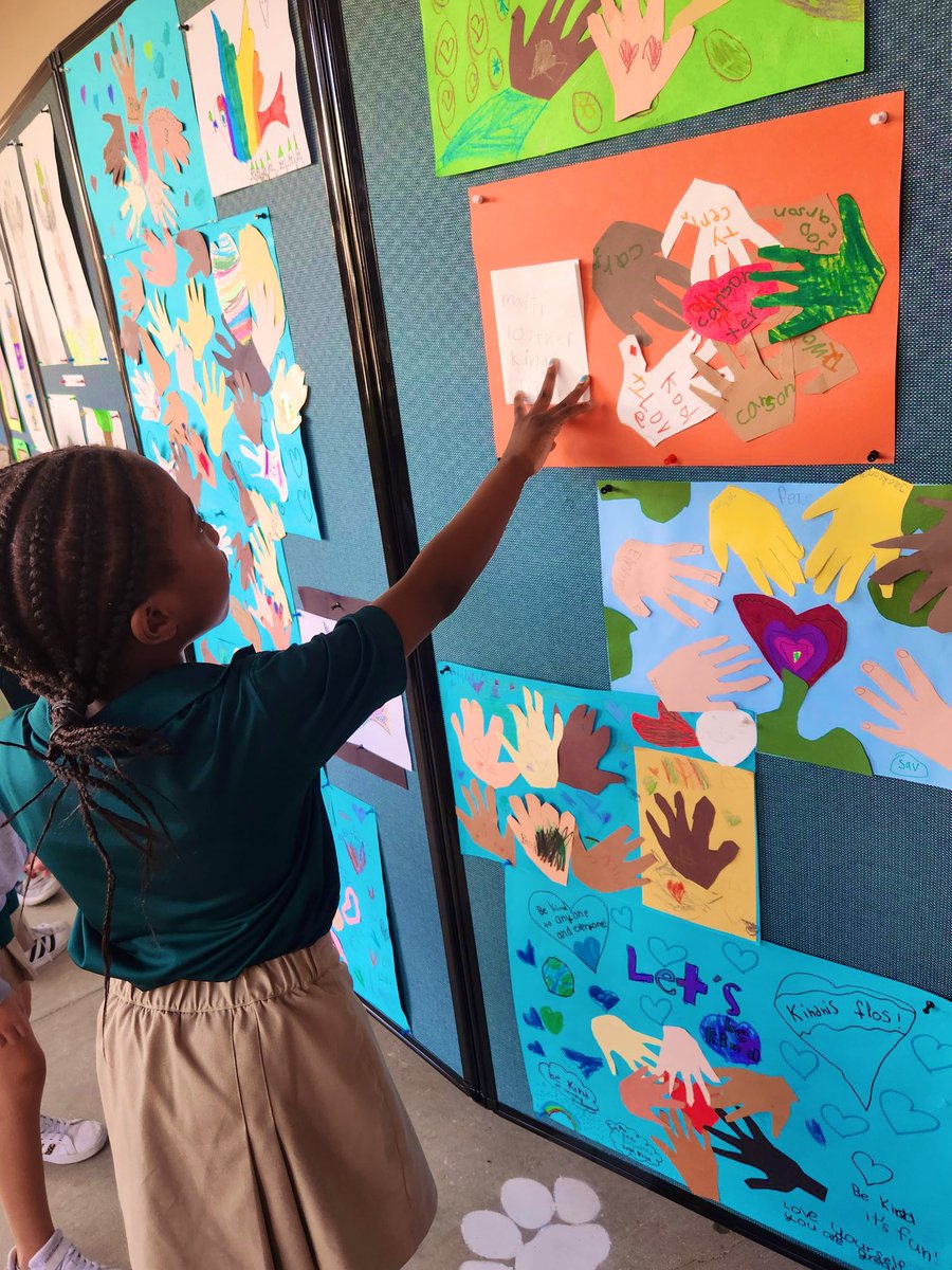 PineCrestArts's tweet image. #PCLowerSchool #PCVisualArts students’ artwork was displayed throughout the library’s Annual Outdoor Book Tasting route. Book tasting visitors were able to admire the students’ works as well as read the inspiration and influence behind each type of project. #PCEducation