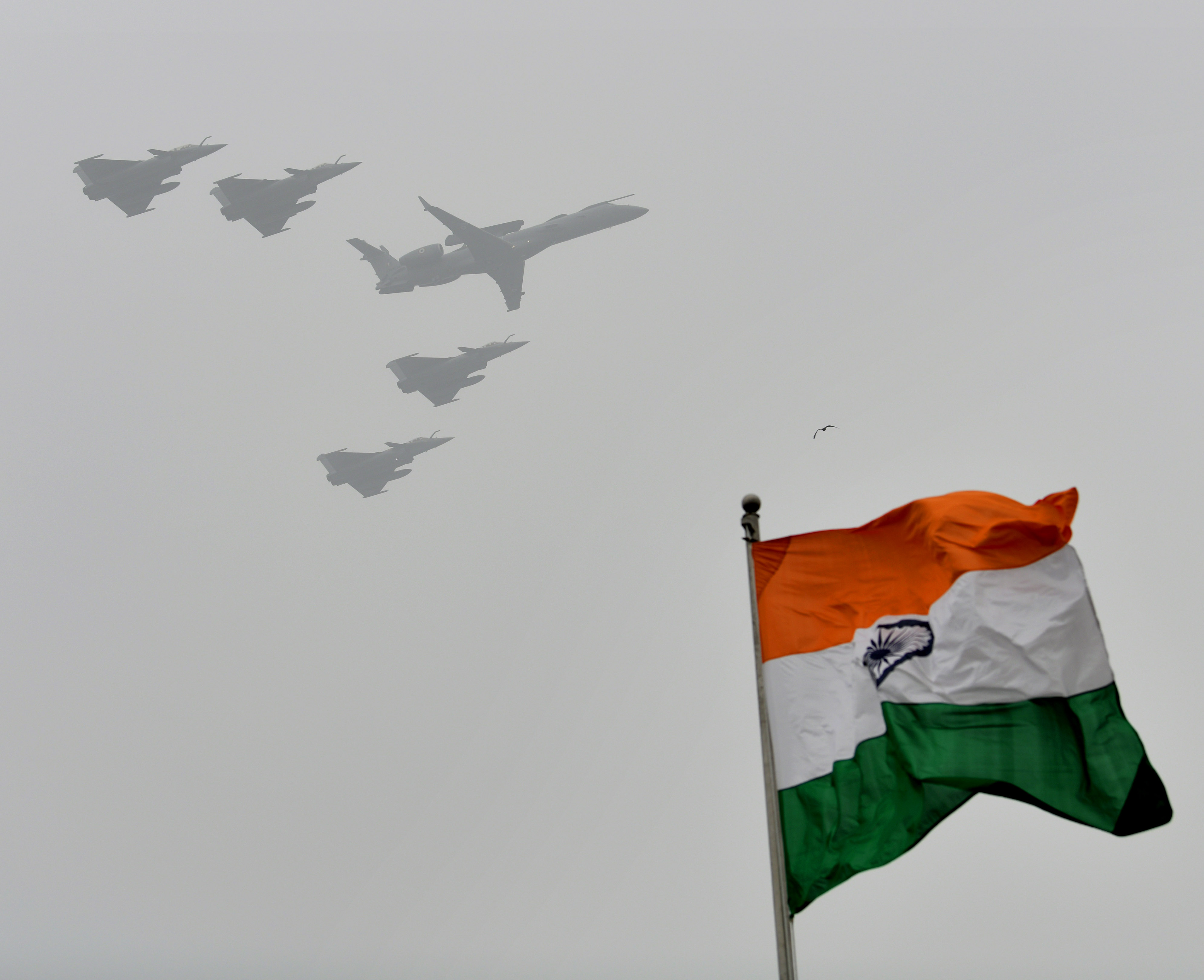 देश भर में फहराया गया तिरंगा Tricolor hoisted across the country