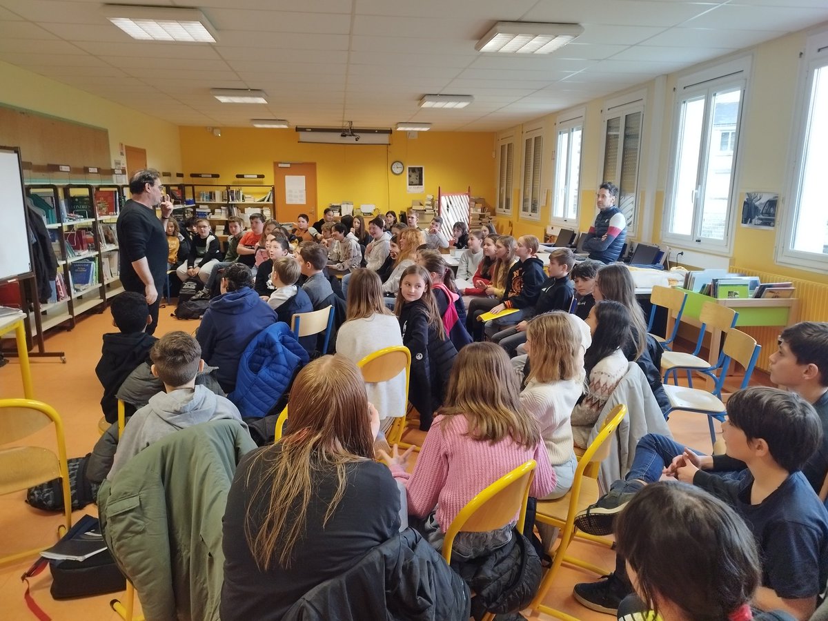 Intervention d'un auteur dans le cadre du salon du livre de Gourin. <a href="/56_bef_ouest/">Bassin Éducation Formation 56 OUEST</a> @DAACBretagne <a href="/acrennes/">Académie de Rennes</a>